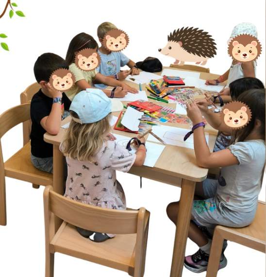 Enfants autour d’une table pendant l’atelier de sophrologie