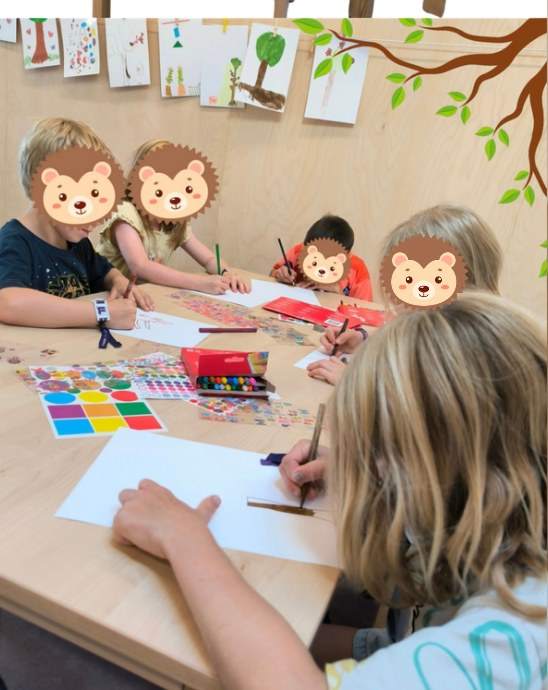Enfants dessinant pendant l’atelier
