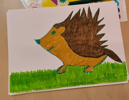 Dessin d’enfant : un hérisson dans l’herbe