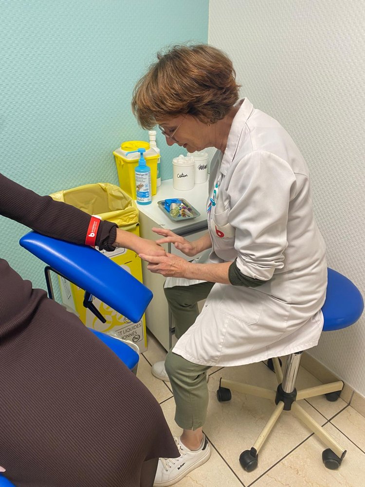 Guylaine Chevallier au laboratoire, pendant une prise de sang